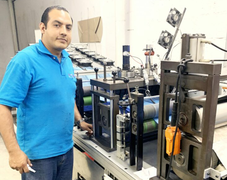 Especialista junto a un equipo de ultrasonido en planta